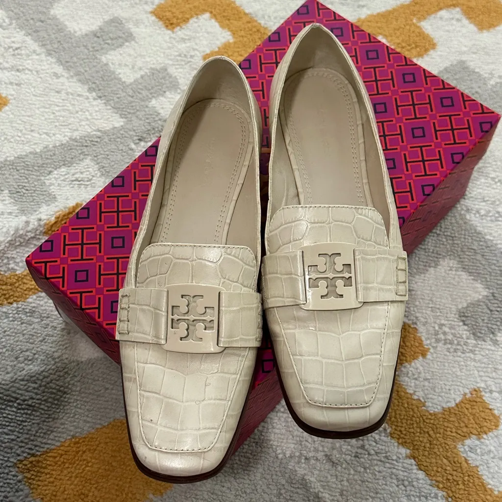 Tory Burch Cream Croc-Embossed Loafers - Image 15