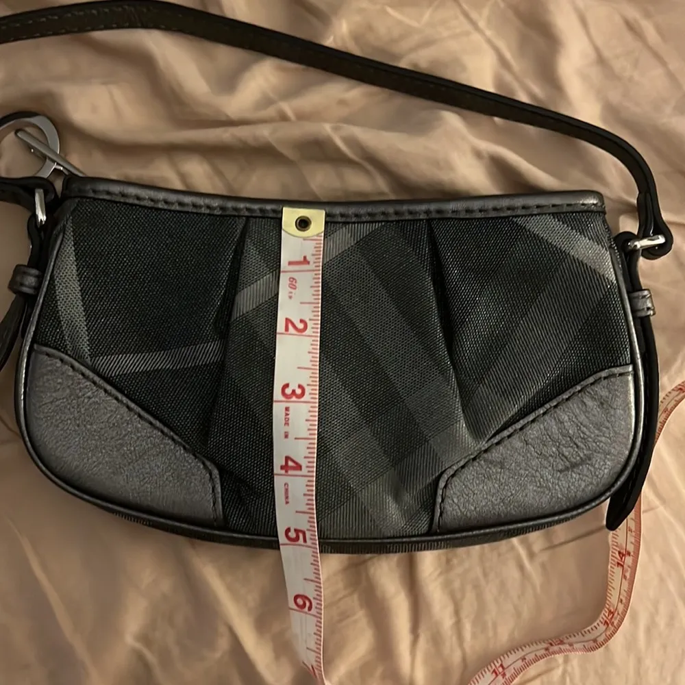 NWOT Authentic Burberry clutch with keychain - Image 11