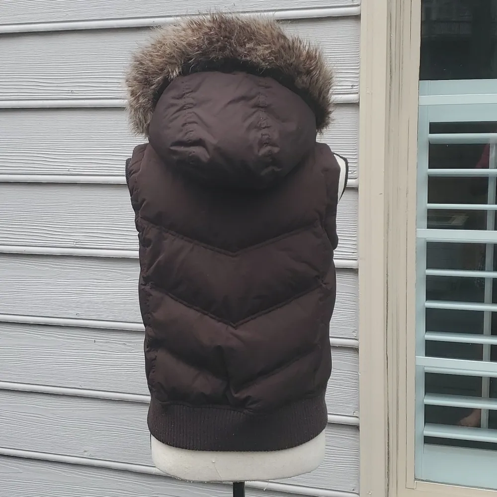 Gap Puffer Vest with Removable Faux Fur Trimmed Hood - Image 5