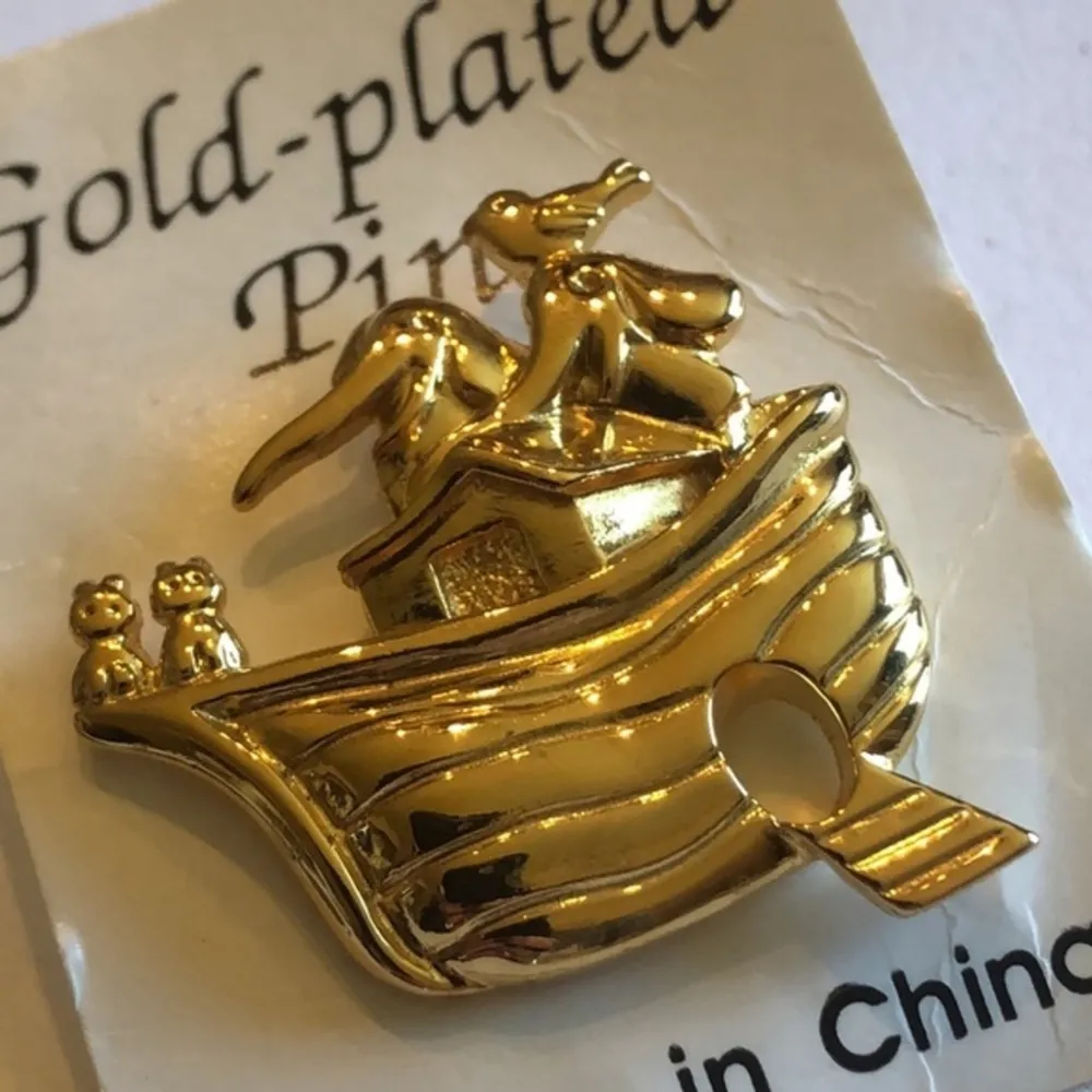 Gold Plated Vintage Noah’s Ark Pin Brooch - Image 3
