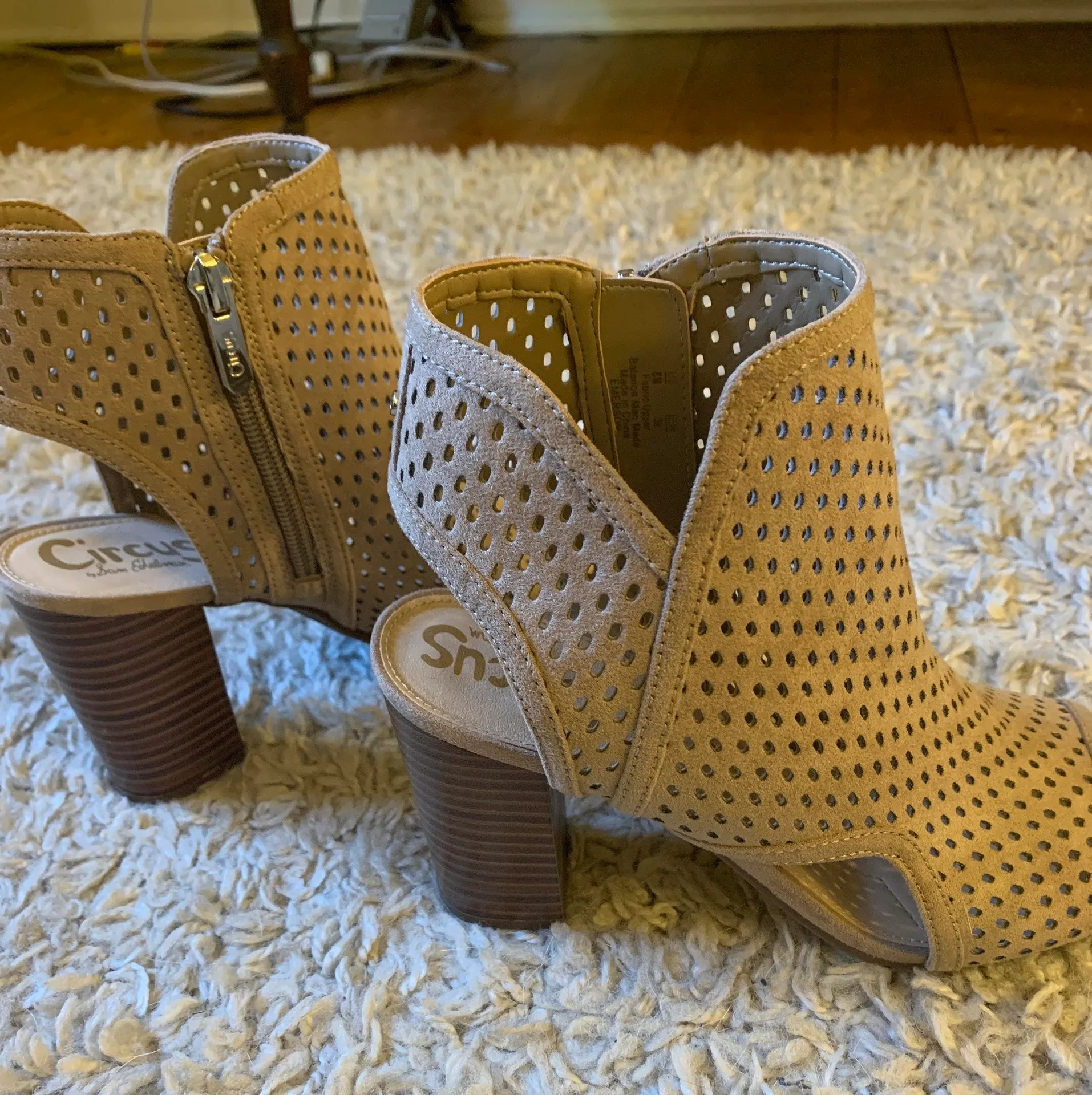 Open Toe Heels Tan Size 8 - Image 2