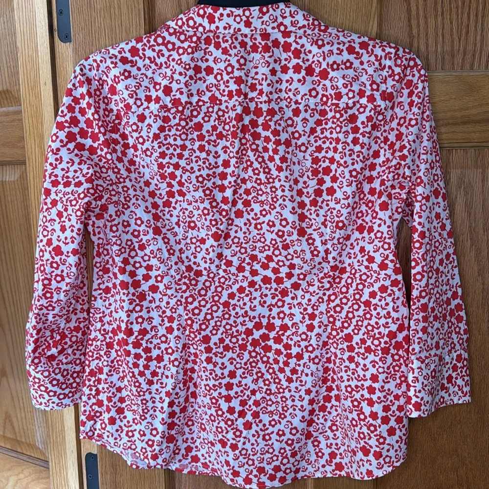 Talbots wrinkle resistant red & white floral button up blouse, Size 12 - Image 5