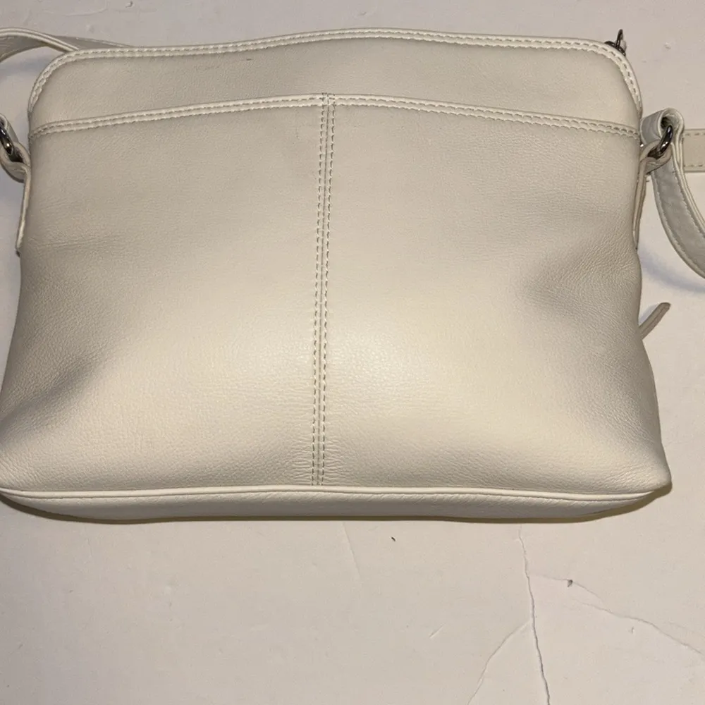 CREME COLOR LEATHER CROSSBODY WITH ADJUSTABLE STRAP
SILVER HARDWARE RFID Silver - Image 7