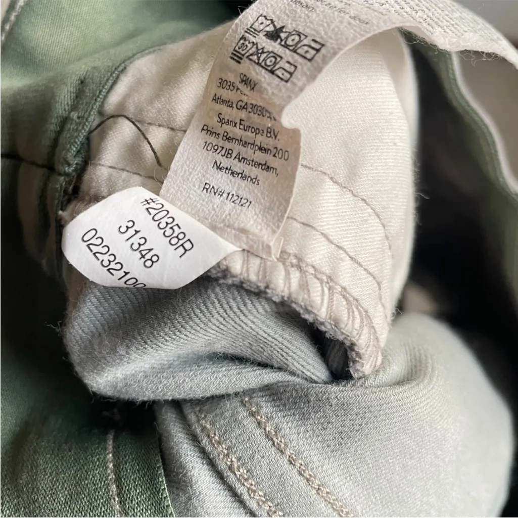 Spanx Twill 6” Camo Shorts in Size Large - Image 6