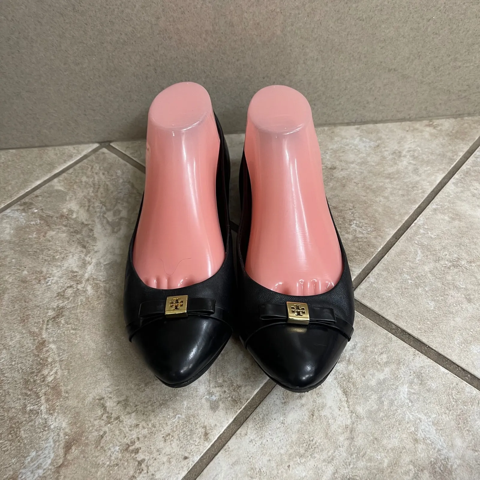 Tory Burch Hugo Black Leather Pointed Toe Ballet Flats Women's Size 8.5 M Gold - Image 2