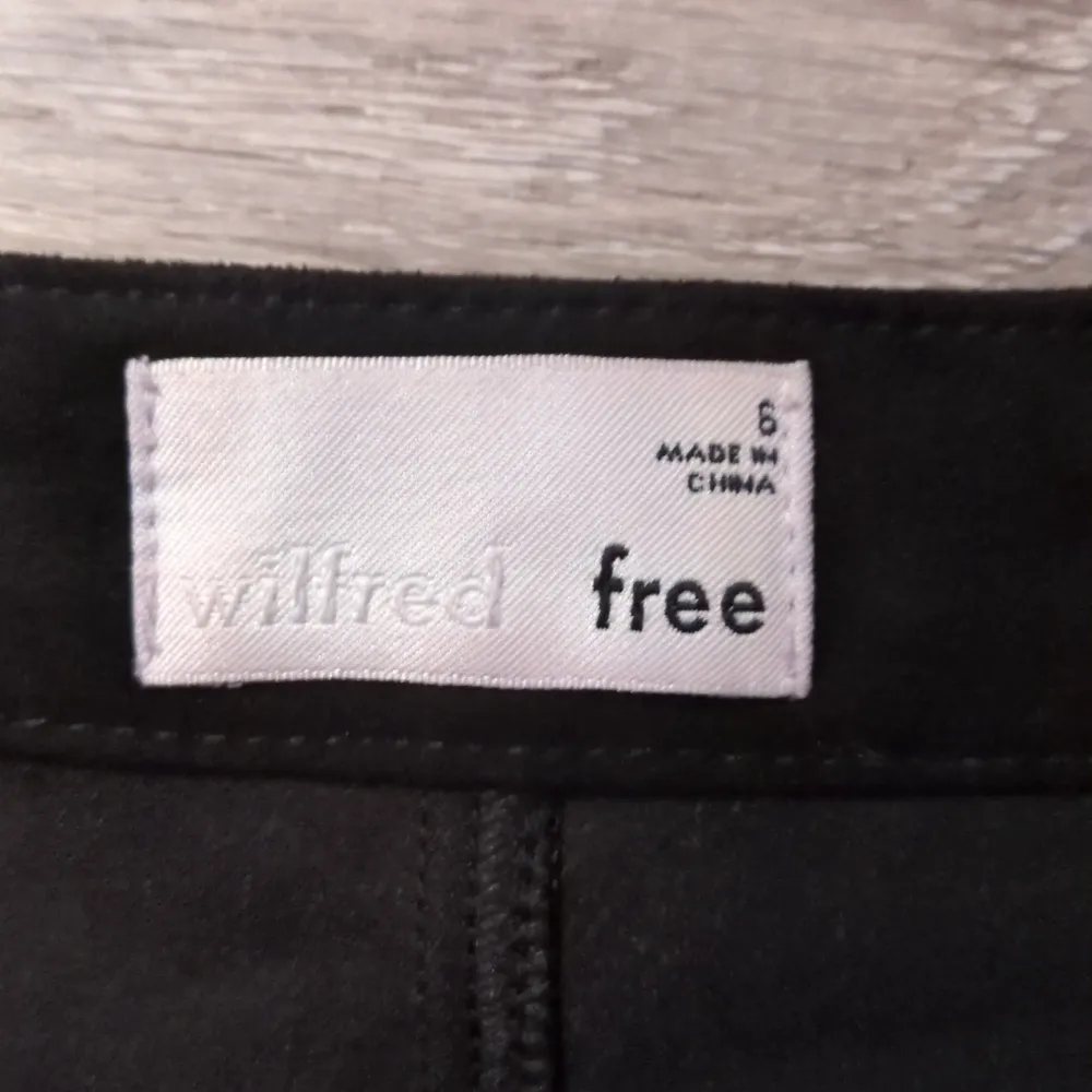 Wilfred Free By Aritzia Black Suede Mini Skirt Size 6 - Image 3