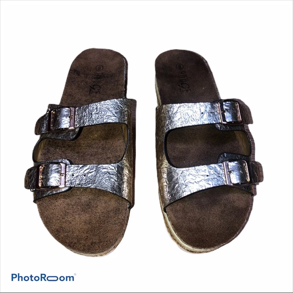 Rouge double buckle strap metallic sandals - Image 4