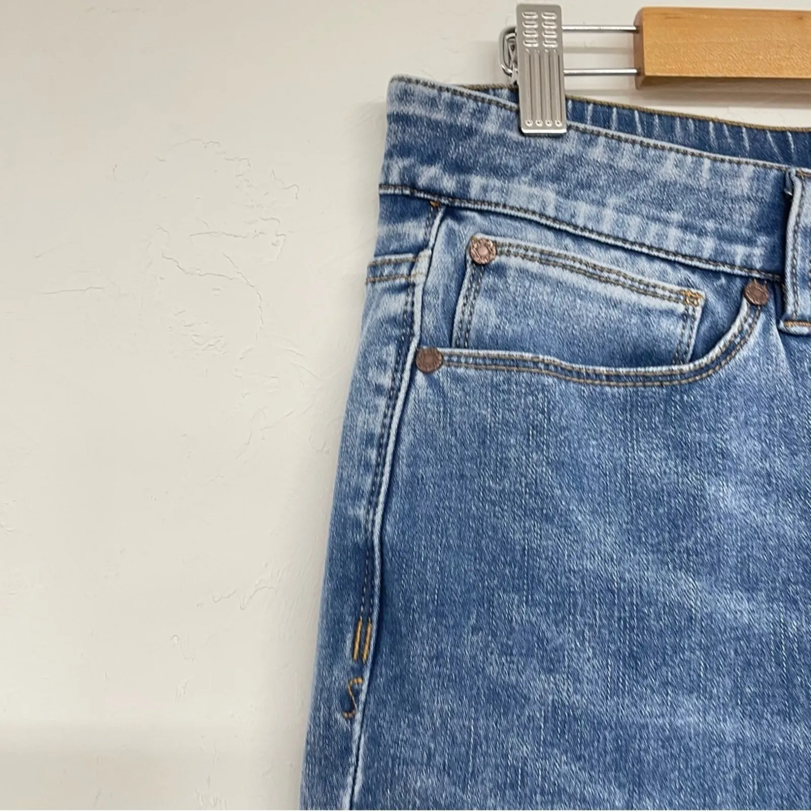 Soft Surroundings Light Wash Pull On Jeans Womens M Blue Denim Stretch Waist - Image 6