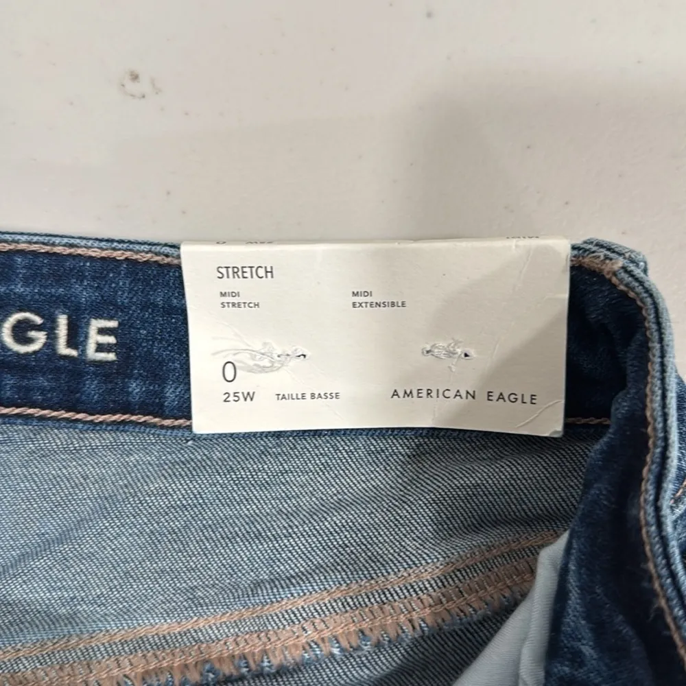 American Eagle Outfitters Blue Jean Midi Shorts with Distressed Hem Size 0 NWT - Image 10