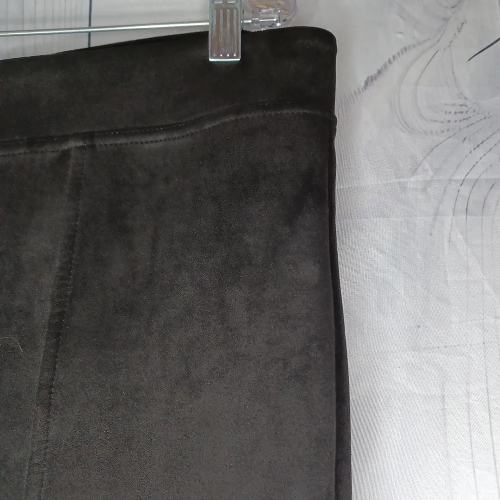 Andrew Marc Women`s Black Mid-Rise Stretch Faux Suede Leggings Front Seams Sz.XL - Image 6