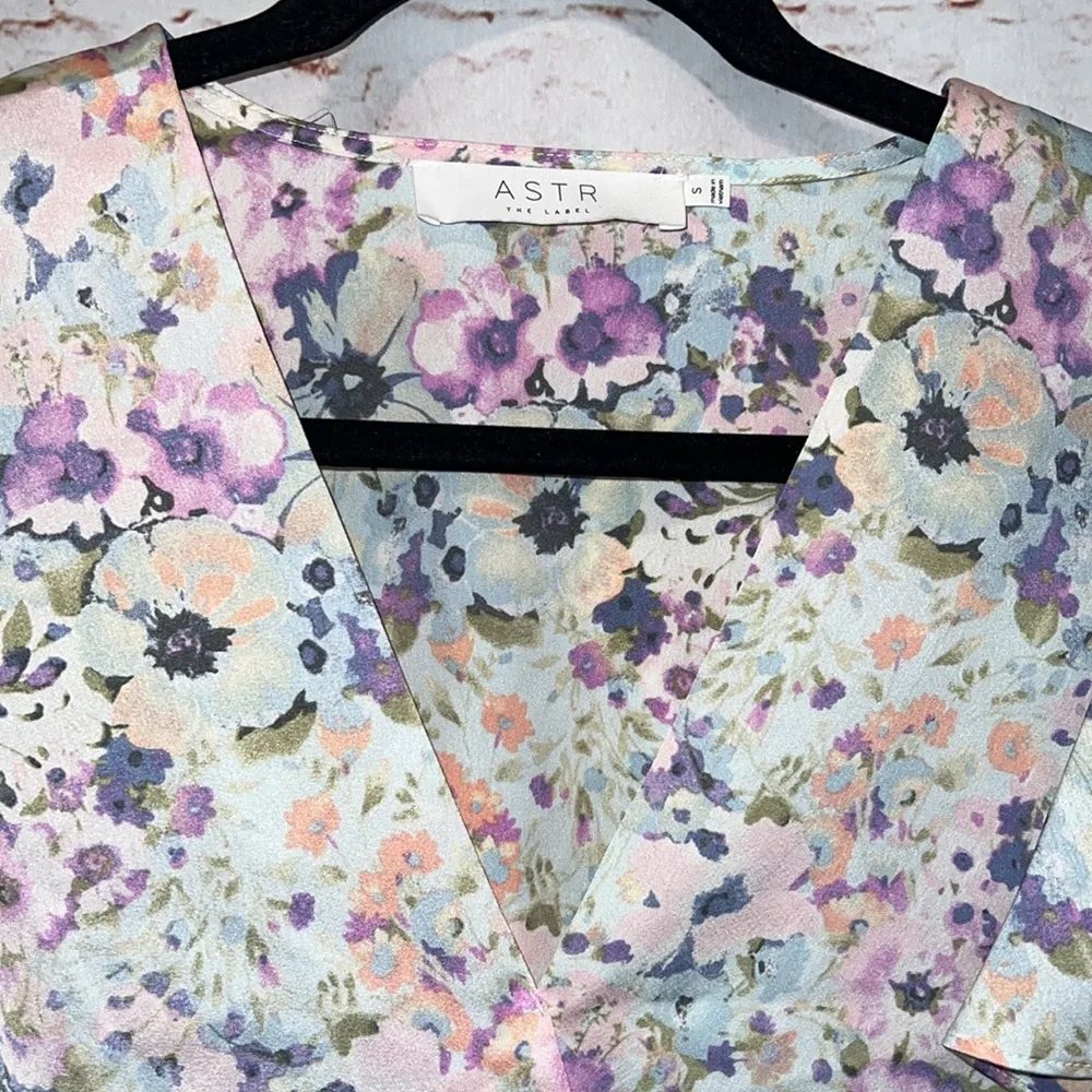 ASTR Shirt Womens Small Purple Floral Short Sleeve Crop Top Blouse Faux Wrap - Image 2