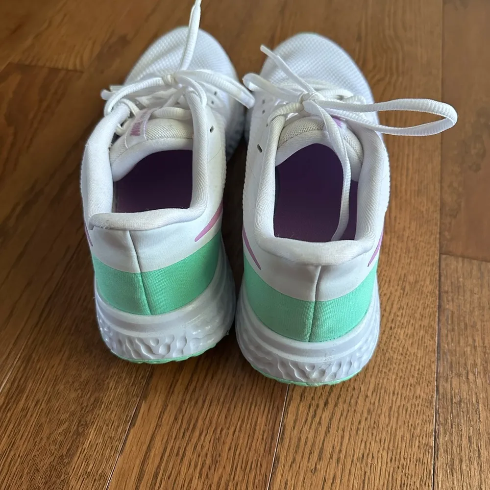 EUC Nike Revolution Shoes Size 9.5 - Image 2