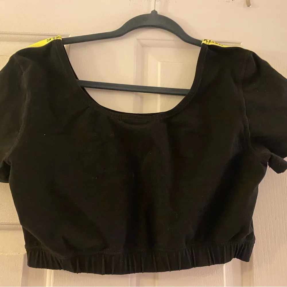 Women’s  Authentic Fitness Crop Top- Blk w/Neon Yellow Logo Details, Sz XL - Image 3