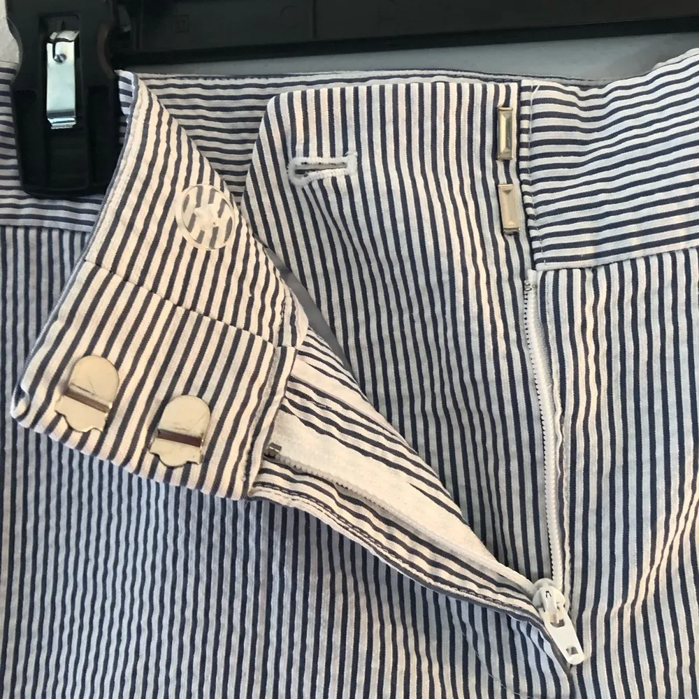 Ann Taylor Shorts Seersucker Blue & White Stripe Devin Boardwalk Shorts Sz 8 EUC - Image 9