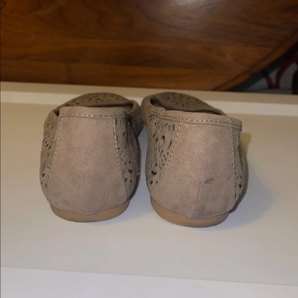 SM New York Women's stone colored Cutout Flats shoes woman’s size 11 Gray - Image 3