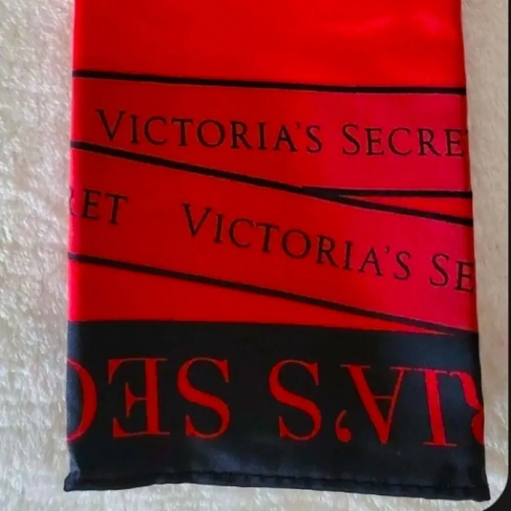 Victoria’s SECRET LIMITED EDITION RED/BLACK LOGO SATIN SCARF 25”x 25 - Image 4