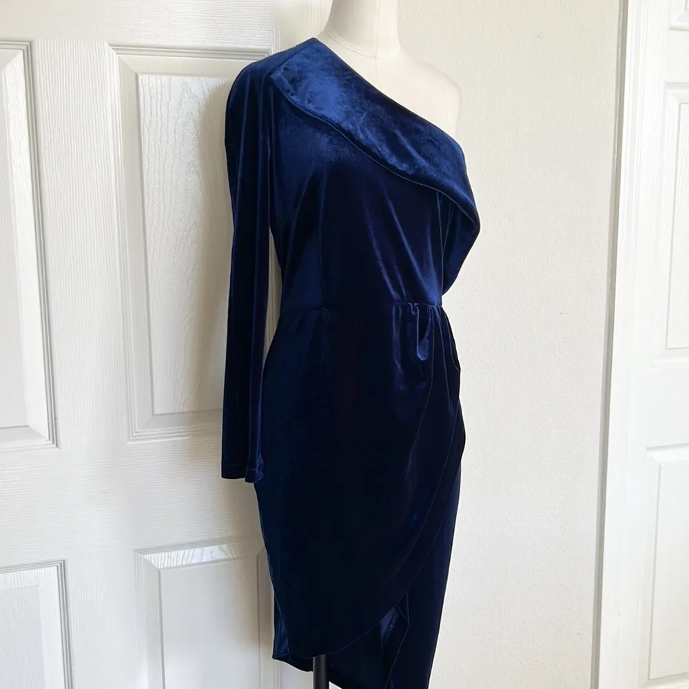 Lavish Alice Velvet Blue Asymmetrical Dress - Image 4
