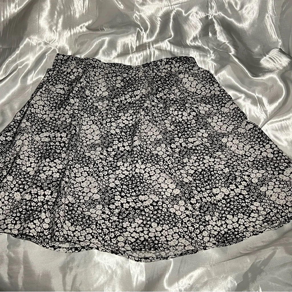 Jasper flowy mini skirt floral print size medium Black - Image 4