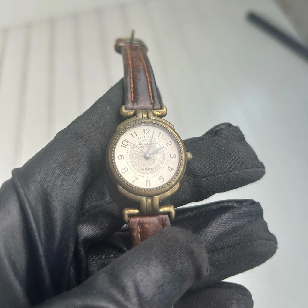 Arizona Jeans Vintage Brown Leather Strap Watch – Classic Round Dial Gold - Image 5