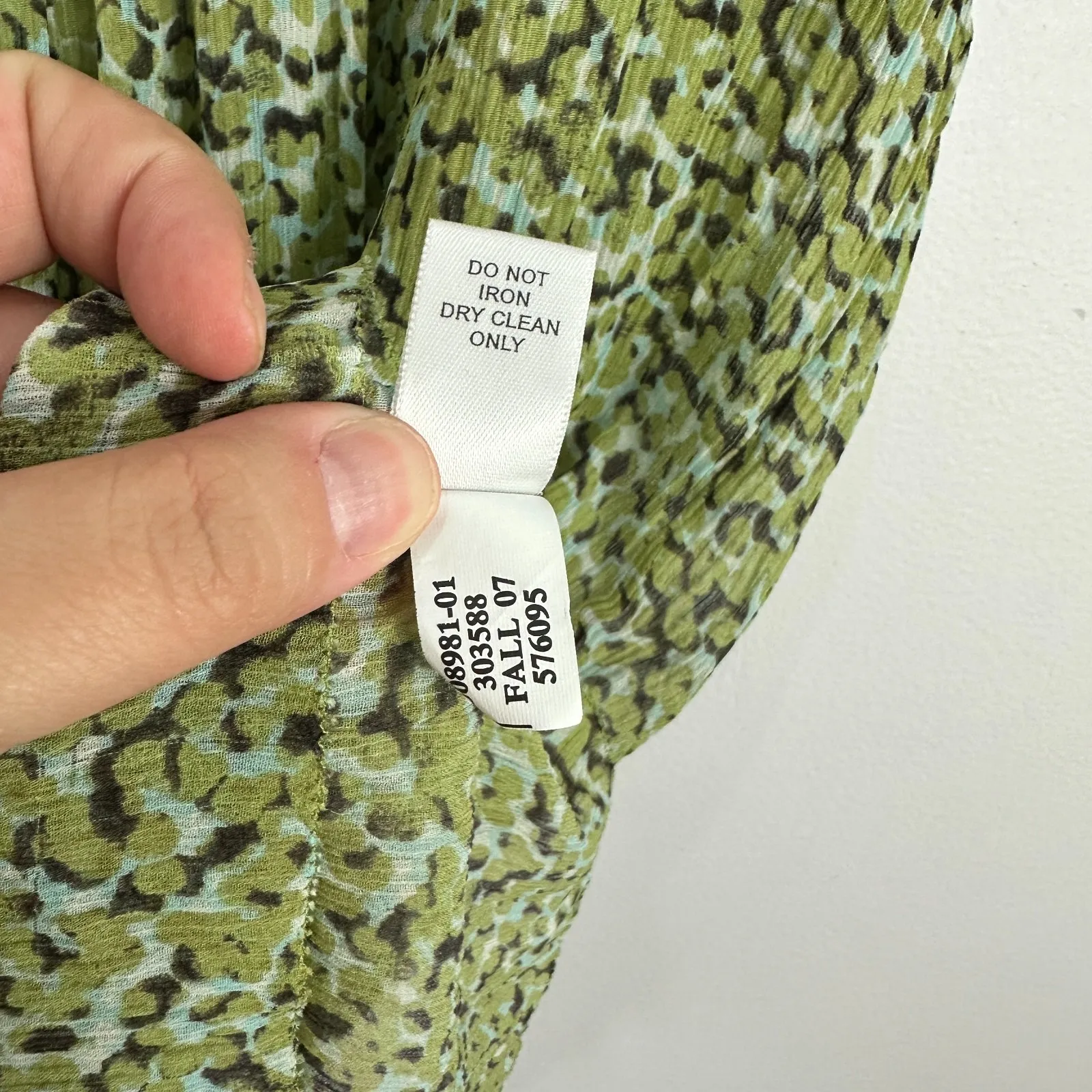 Banana Republic Blouse L Silk Green Leopard Cottagecore‎ Light Academia Chic Y2K - Image 5