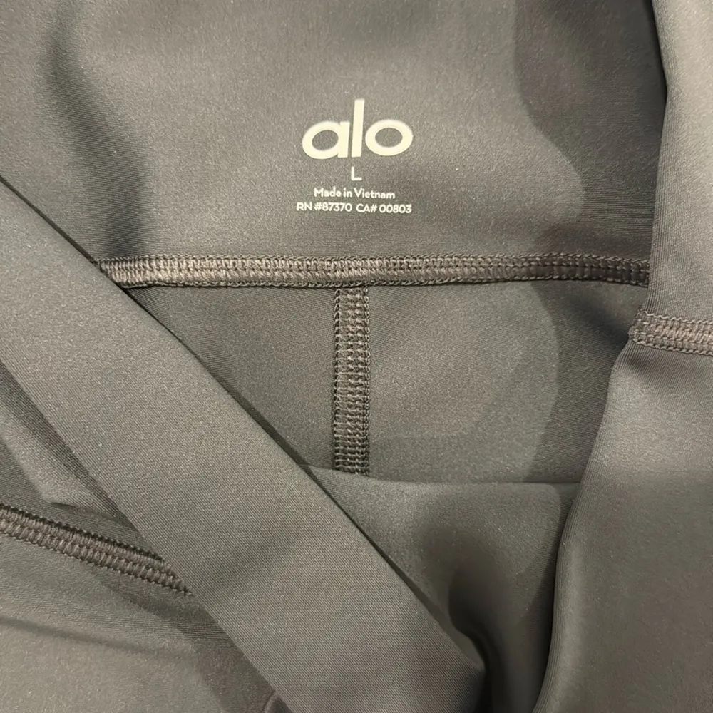 ALO Yoga High-Waist Airlift Leggings color Anthracite 28 in size L - Image 3