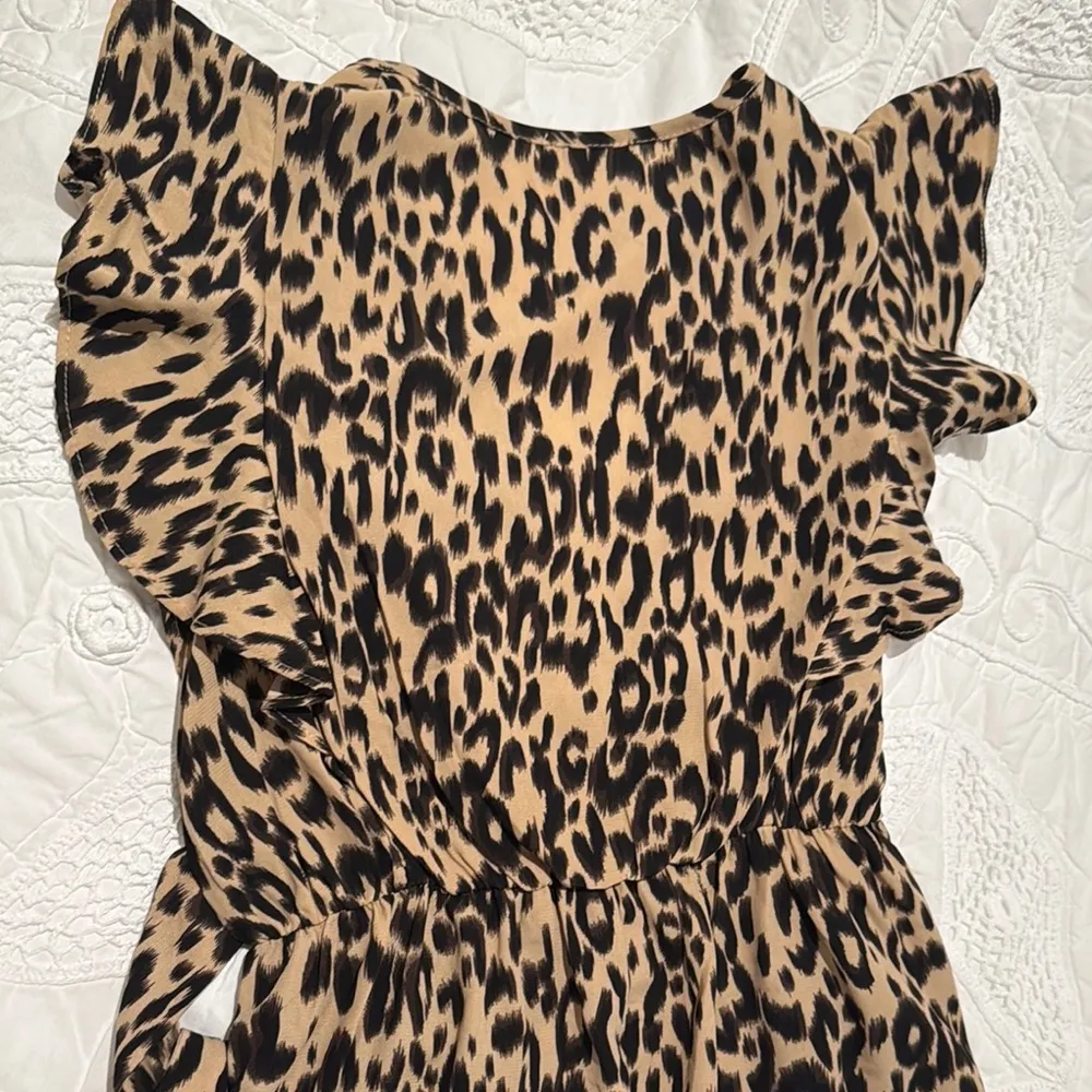 Women size XS Leopard Print Dress button down with pockets on the front & strap Brown - Image 8