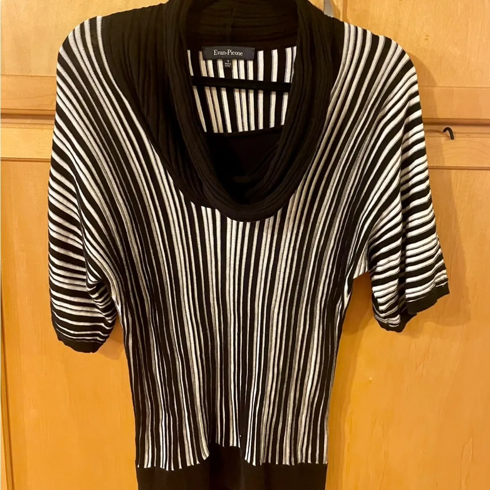 Short Sleeved Sweater Size S - Image 5