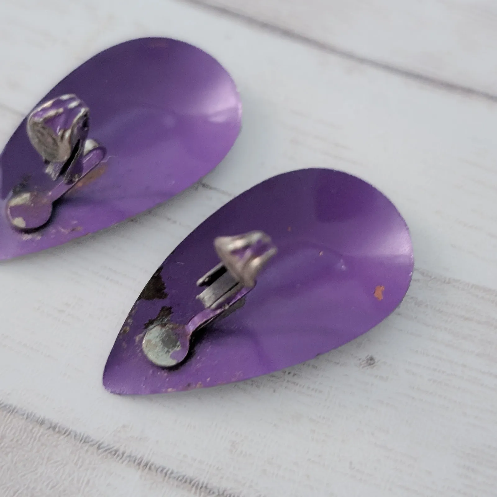 Vintage Clip On Earrings Very Large Purple Retro Teardrop Shape - Image 10