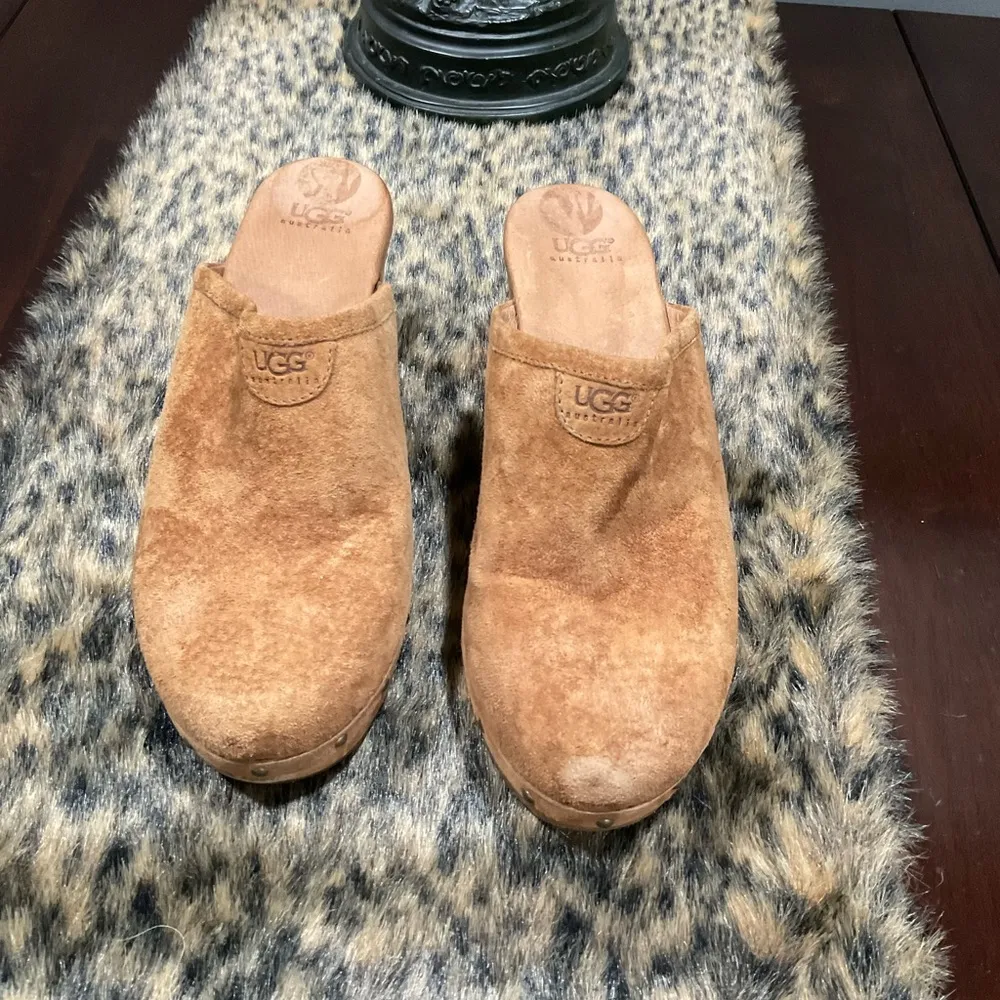 UGG ABBIE CHESTNUT SUEDE CLOGS - Image 9