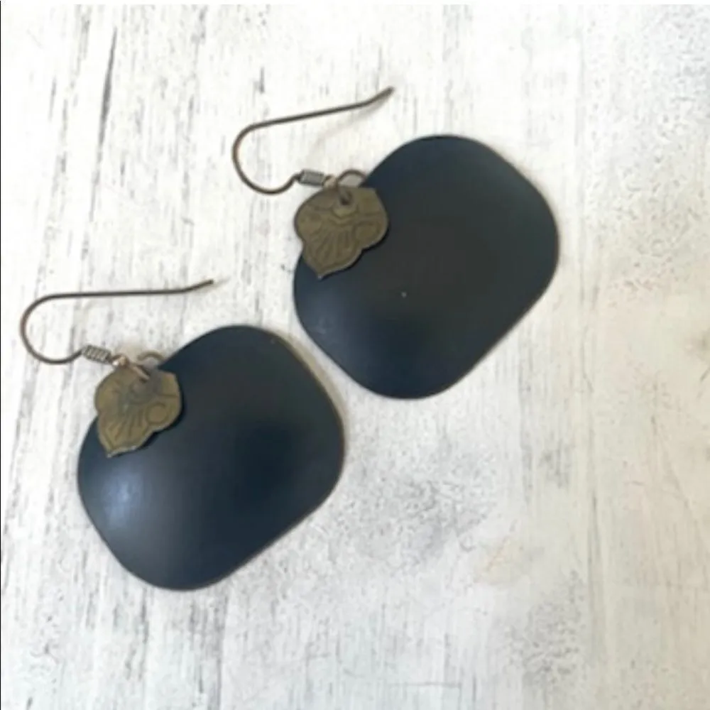 Black and brass tone earrings - Image 6