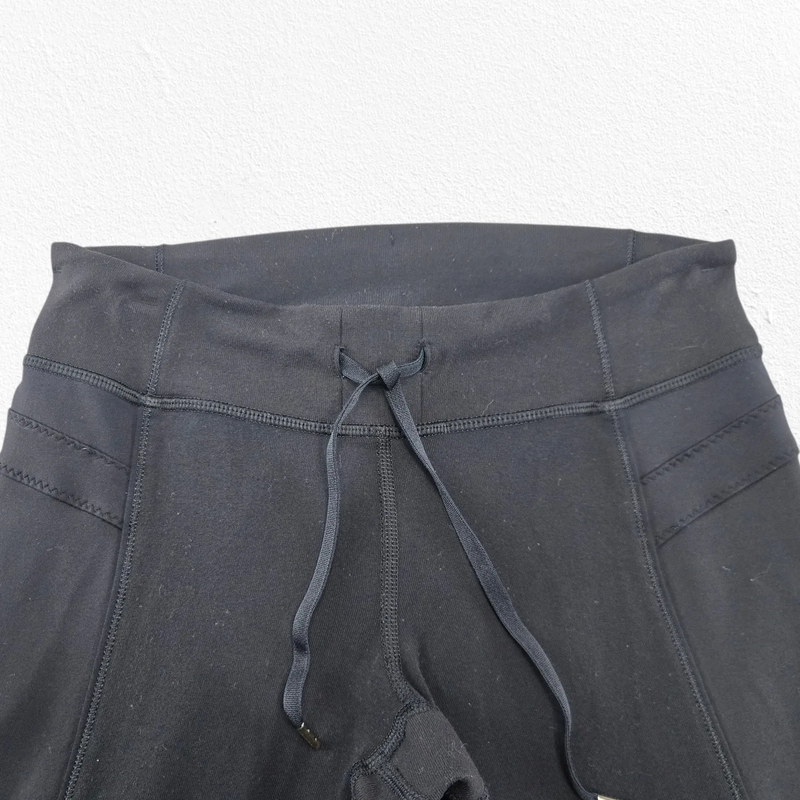 Lululemon Gather and Crow Black Low Rise Crop Capri Yoga Pants Leggings Size 4 - Image 2