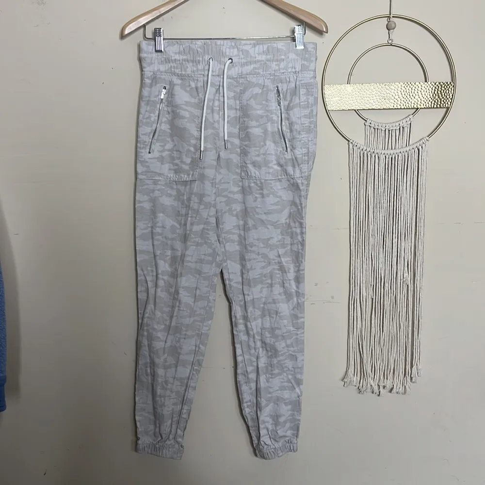 Athleta • cabo tide linen jogger pants in ivory camo - Image 51