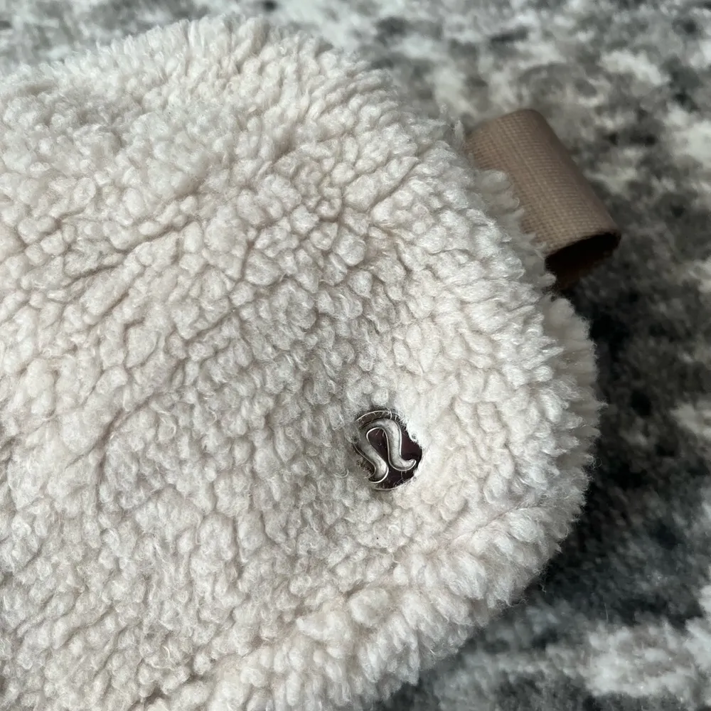 Lululemon Everywhere Fleece Belt Bag - Image 9