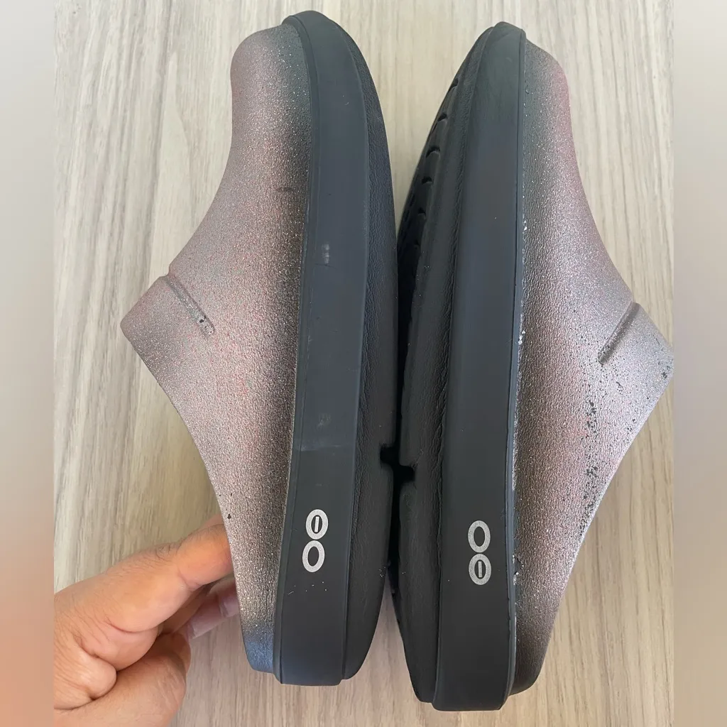 OOFOS Women's Sandals in Metallic Brown and Black Silver Size 6 - Image 7