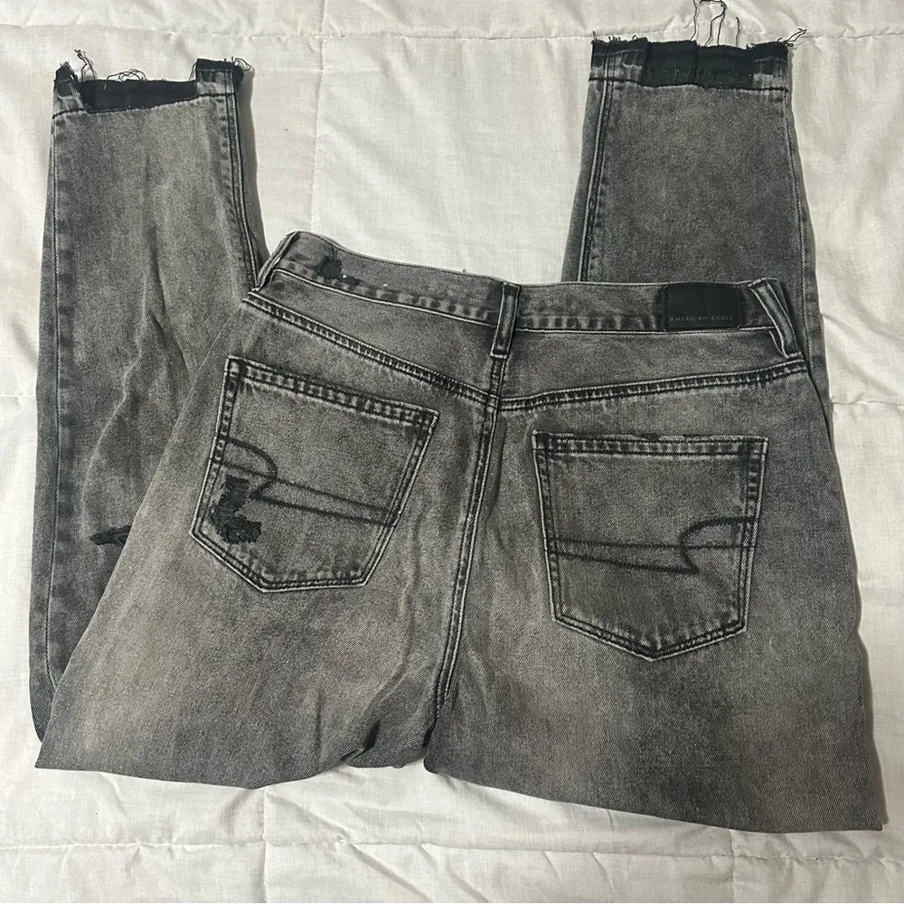 American Eagle Distressed Mom Jeans Size 6 Short - Image 3