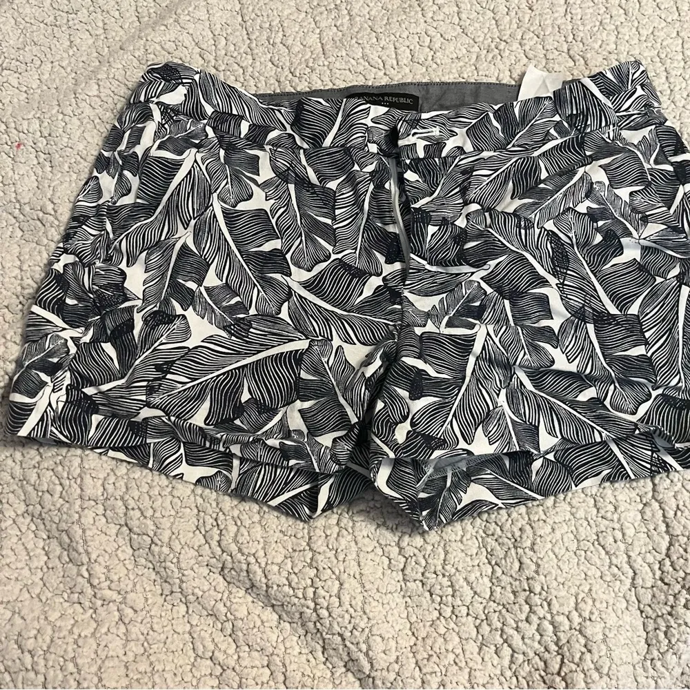 Banana Republic | Tropical Leaf shorts - Image 2