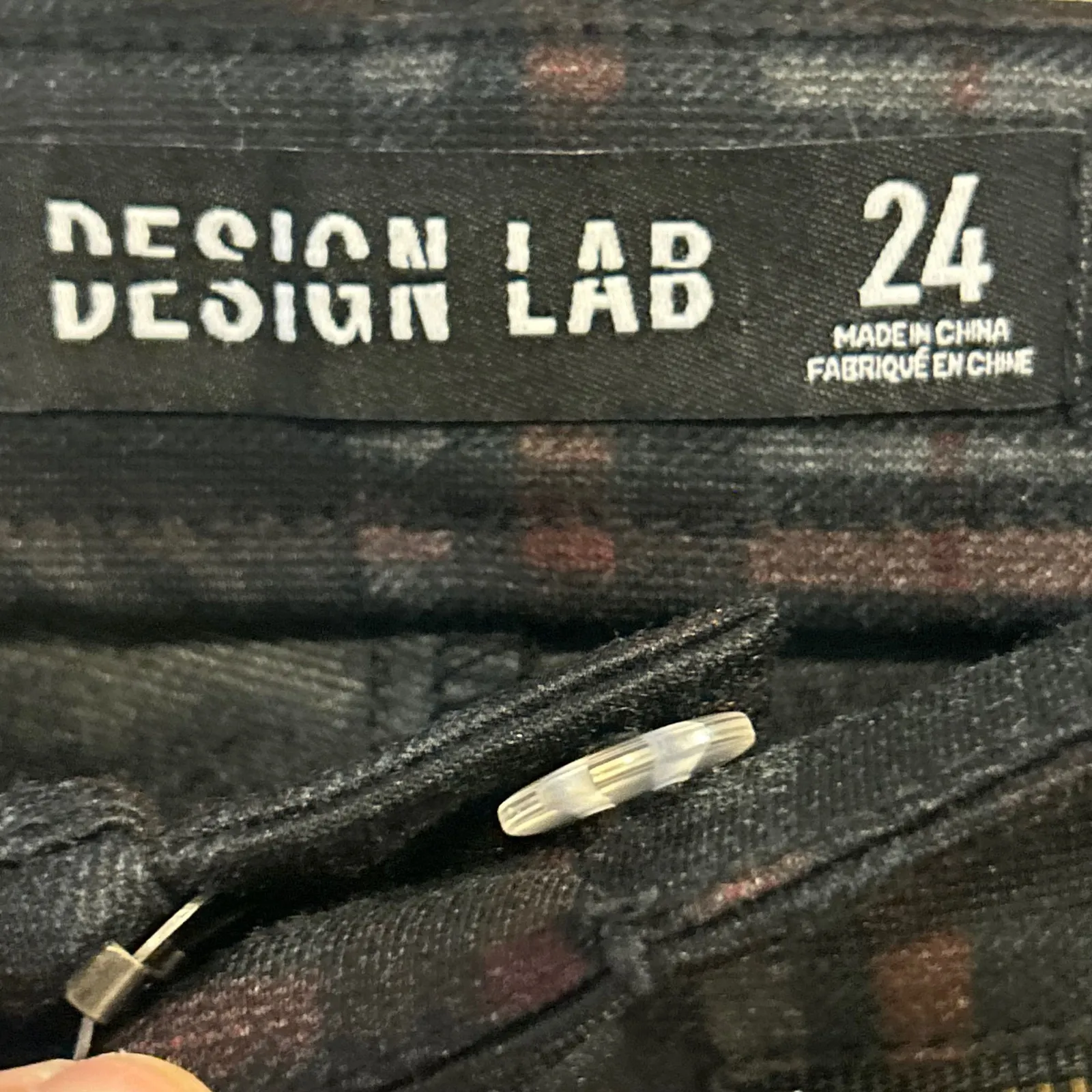 DESIGN LAB Women Plaid Skinny Pants Zipper Detail Black Red Size 24 - Image 4