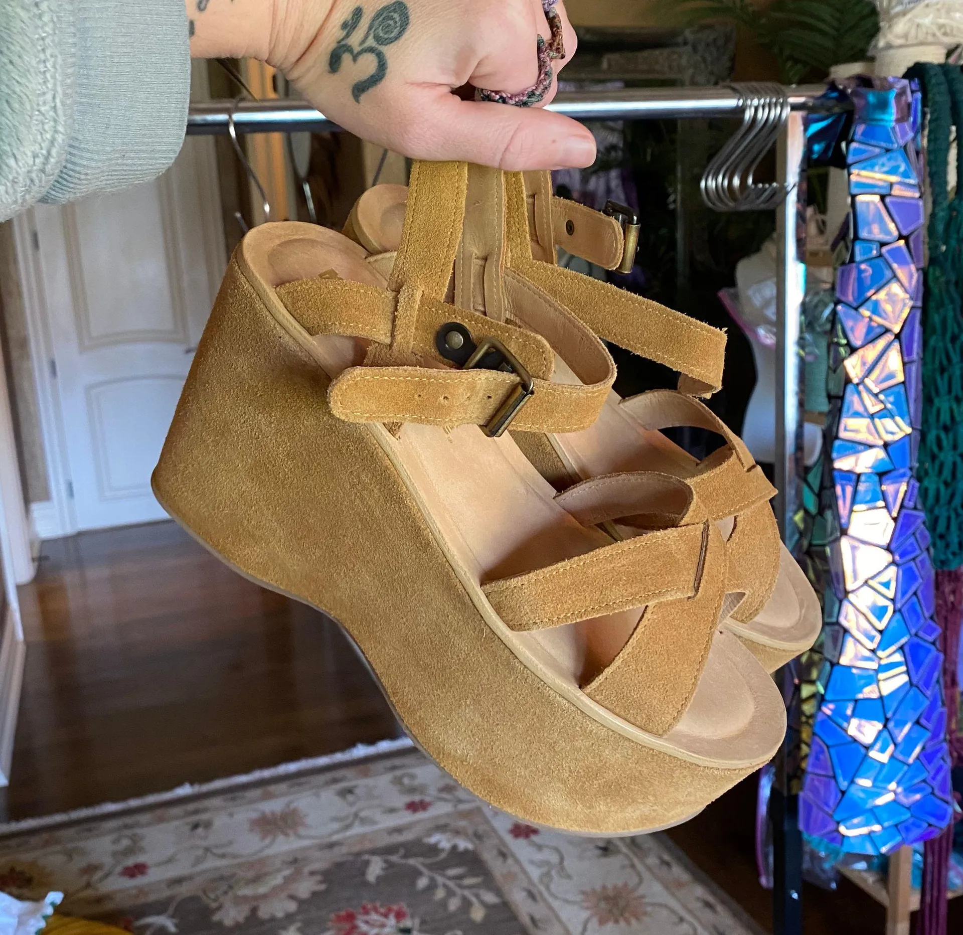 Adorable Platform Shoes Unique Gold Size 9 - Image 2