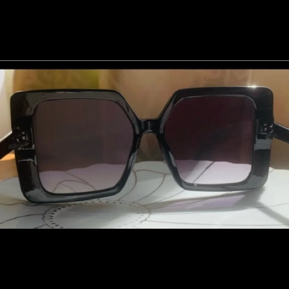 Chunky 90’s style sunglasses - Image 6