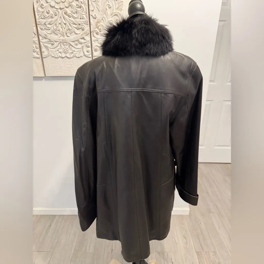 Luxurious Brown Leather Jacket with Fur Trim Size 6 - Image 2
