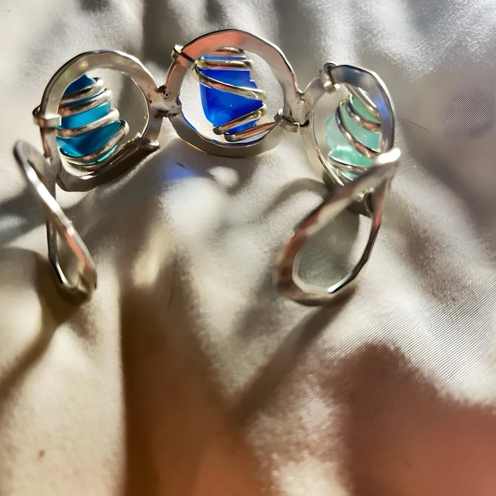 Stunning Silver Cuff Bracelet with 3 beautiful Stones Blue, light & Dark Green Blue - Image 2