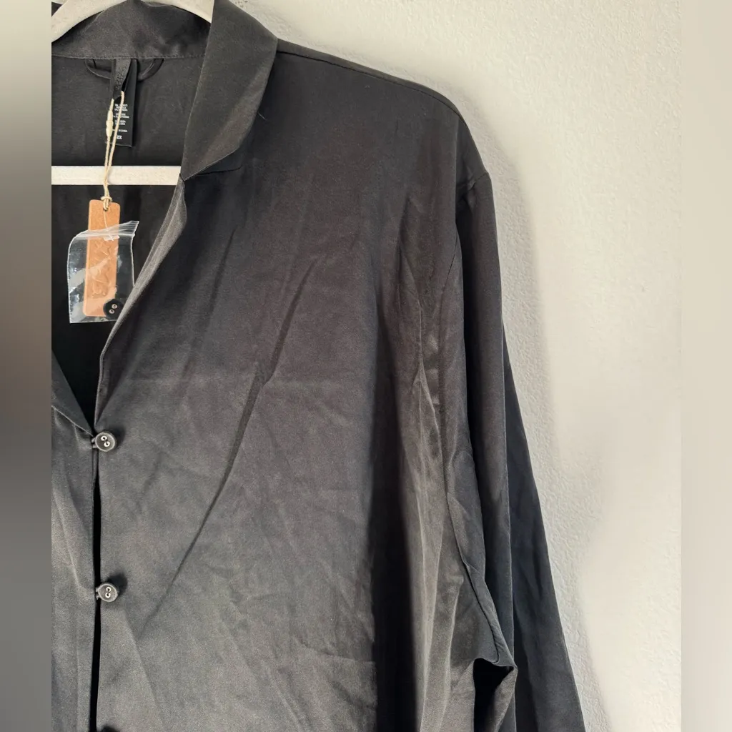 Skims Stretch Silk Pajama Top in Soot, Size 2X - Image 2