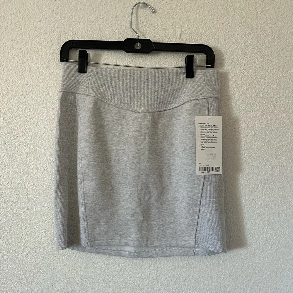 Lululemon Scuba HR Mini Skirt sz M nwt - Image 3