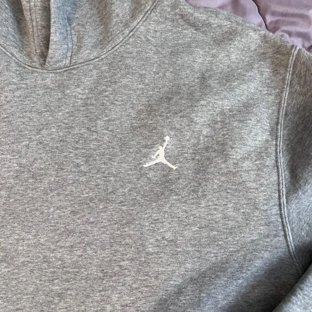 Nike sweatshirt never worn. Petite. Grey. - Image 3