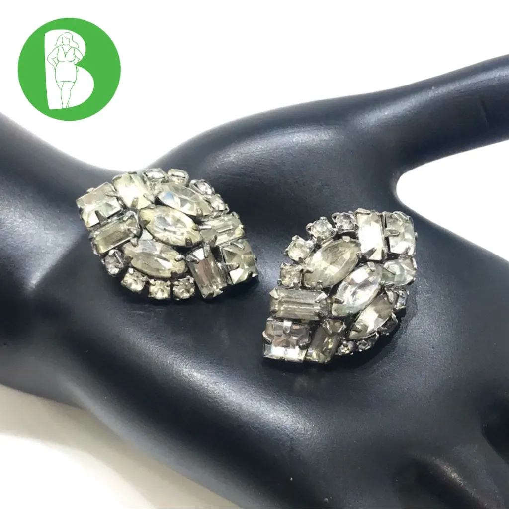 VINTAGE CIRCA 1960'S CLEAR RHINESTONE CLIP ON STYLE FASHION EARRINGS White - Image 2