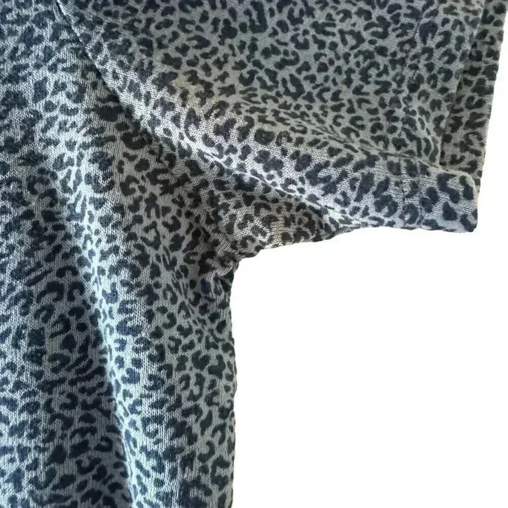 Athleta Chrome Blue Cheetah Breezy Scoop V-Neck Athleisure Tee Shirt SZ L #2135 - Image 6