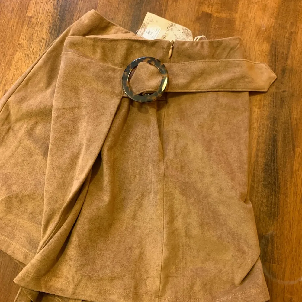 Hem & Thread NWT Large Camel Wrap Skorts with Suede Texture and Tortoise Buckle - Image 5