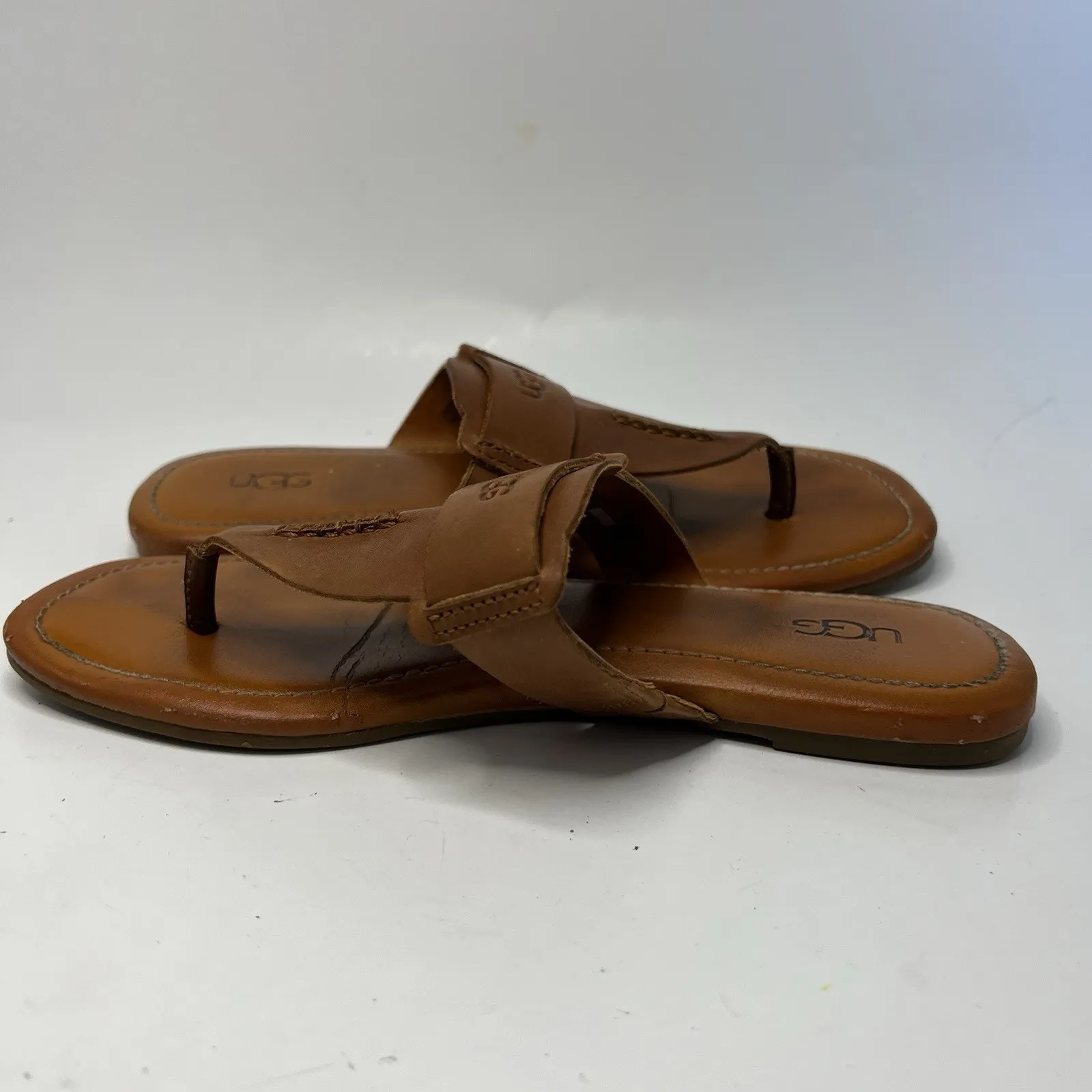 Women's Ugg Gaila Tan Brown Leather Thong Flip Flops Size 7 Open Toe Trendy - Image 6