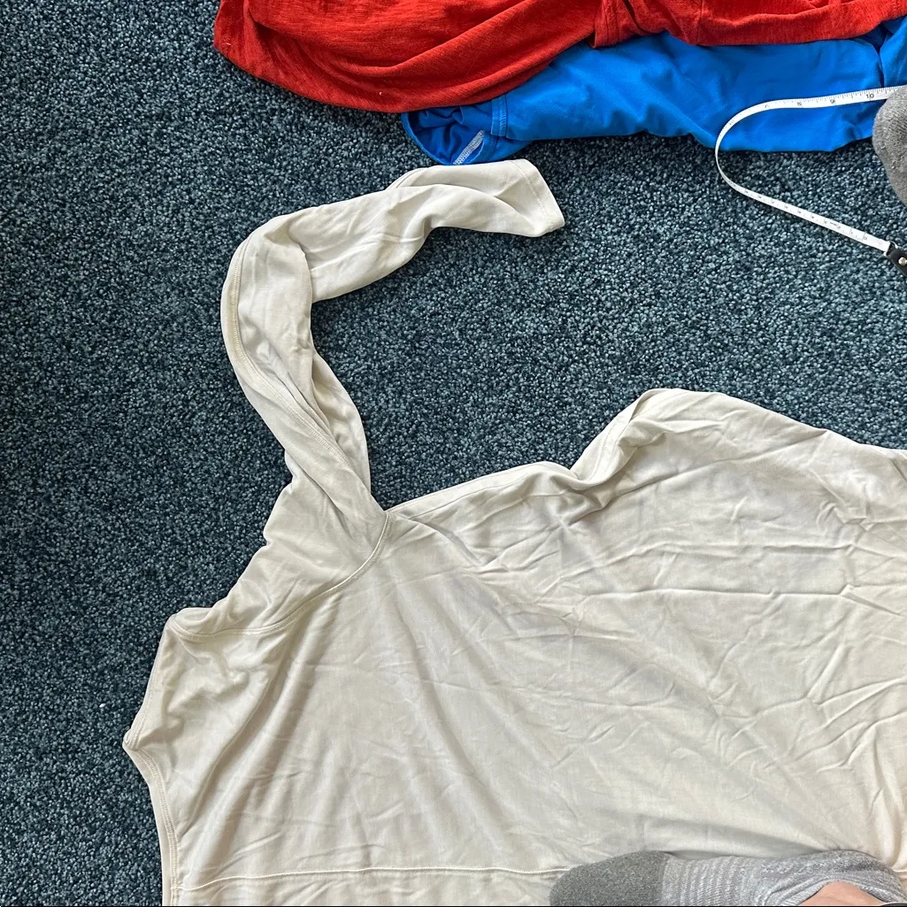 lululemon size 8 Beige Long Sleeve Women's Top rounded bottom side slits - Image 11