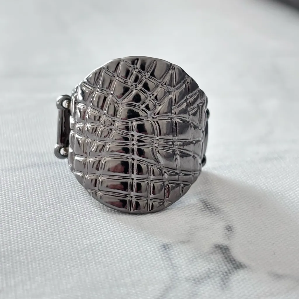 Metal Jungle black ring with a stretchy band. - Image 3